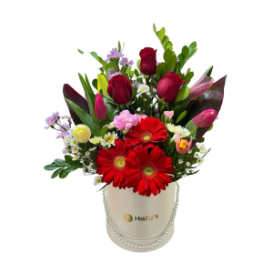 Arreglo de gerberas, tulipanes y rosas.