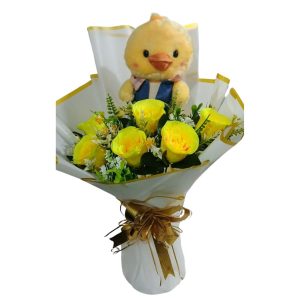 Rosas artificiales y peluche
